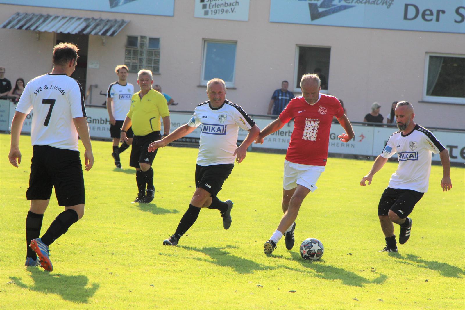 Einer gegen alle. Cezary Tobollik (rotes Trikot) von den Offenbacher Allstars nimmt es gleich mit drei Erlenbachern auf. Von links Tobias Eck (Nummer 7), Stefan Ludwig und Ufuk Kaya.